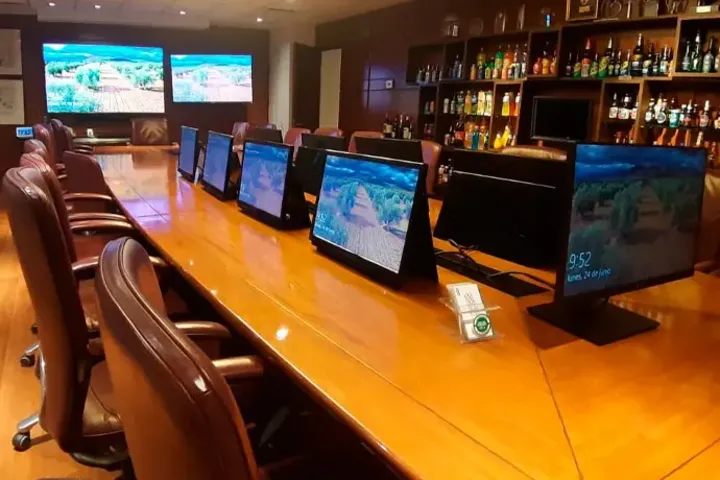 Espacio de CCU con pantallas de comunicación interna