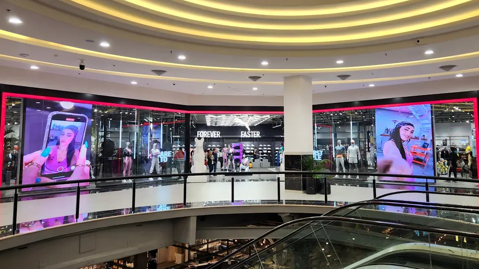 Tienda Puma con pantallas LED implementadas por Decibelpixel en un centro comercial