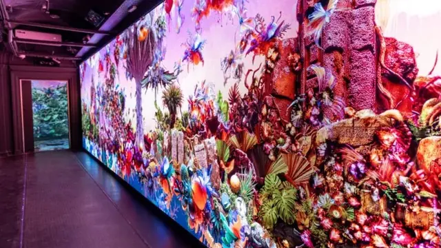 Sala inmersiva con muros y piso LED en el MUI, Museo Inmersivo Las Condes