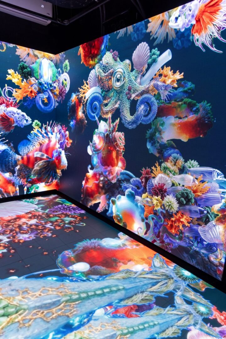 Sala del MUI, Museo Inmersivo Las Condes, con pantallas LED en muros y piso integradas por Decibelpixel